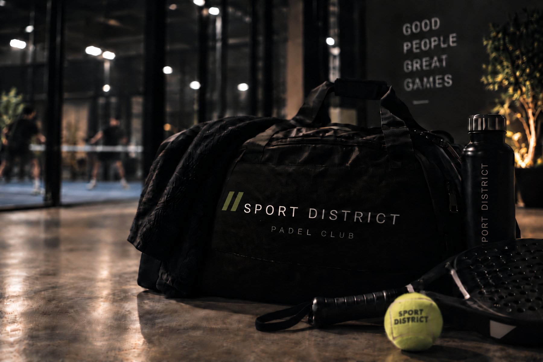 Sport District Padel Club – Clubtasche, Schläger und Ball vor den Courts